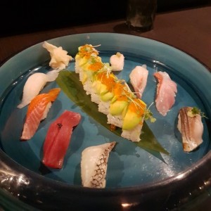 SUSHI PLATTER GOURMET ( 1 ROLL / 10 PES NIGIRIS )