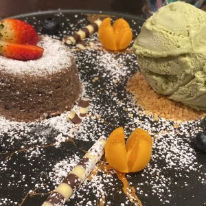 Lava cake con helado de matcha