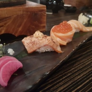 SAKE ( SALMON ) NIGIRI