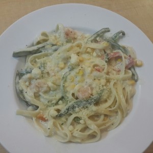 Fetuccini Alfredo con camarones 