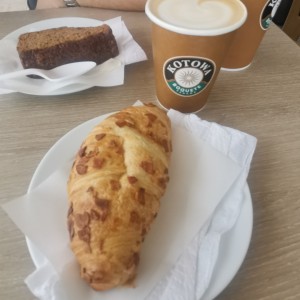 Croissant de almendras y banana bread