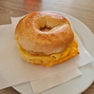 Bagel de huevo y queso