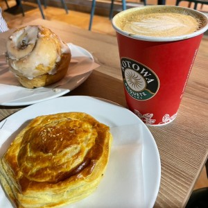 Capuccino, pastelito de pollo y Cinnamon rolls