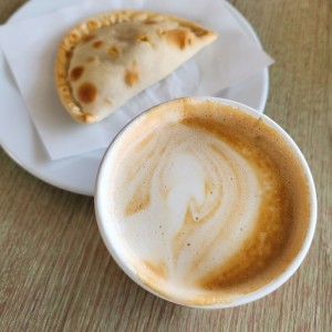 Capuchino y empanada de pollo