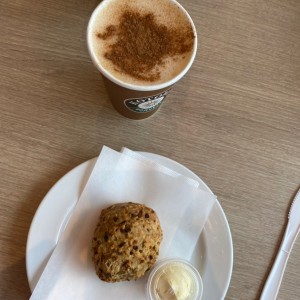 Biscuit de tomate y albahaca y cappucino 