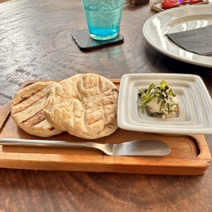 Pan de la casa con mantequilla de hongo 