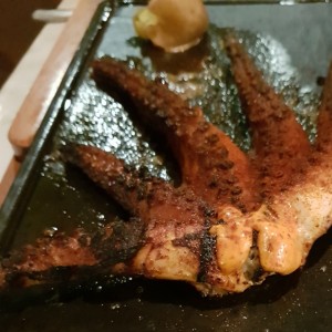 pulpo a la parilla servido sobre base caliente