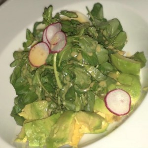 ensalada de berros con aguacate