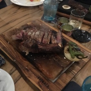 RIB EYE CON HUESO 28 ONZAS - PARA COMPARTIR