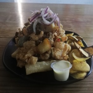 Jalea Mixta de Mariscos Especial