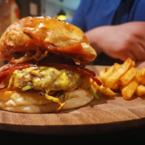 Platos Principales - Bat Country Burger