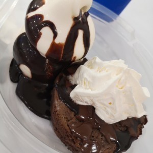 Brownie caliente con helado