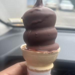 Cono cubierto de chocolate 