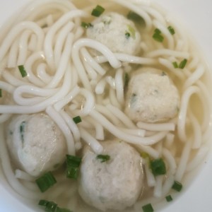 Sopa de Bolita de Pescado con fideos de arroz