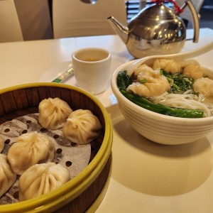 xiao long bao y sopa de wanton de camarones con fideos de arroz