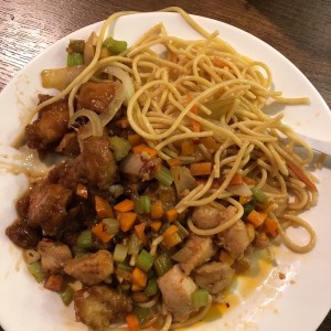 spageti con pollo picante y puerco agridulce