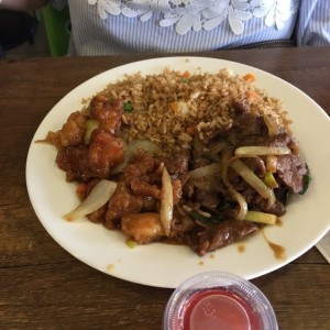 Pollo agridulce, carne con vejetales y Arroz frito