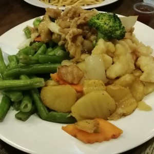 habichuelas, papas salteadas con pescado y pollo con veggies