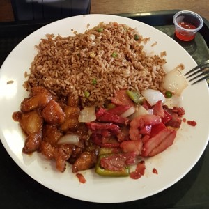 Arroz frito con pollo general tso y puerco asado