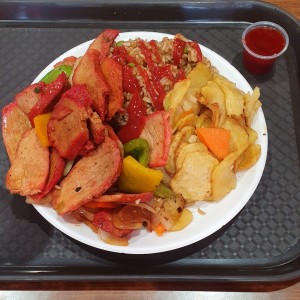 arroz frito con puerpo y papas salteadas 