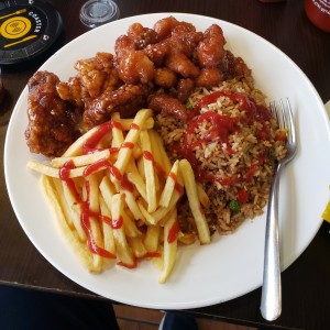 arroz frito, pollo naranja, alitas, papas fritas.