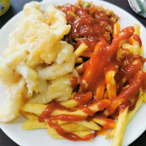 Arroz con vegetales, papas fritas y pescado con coco