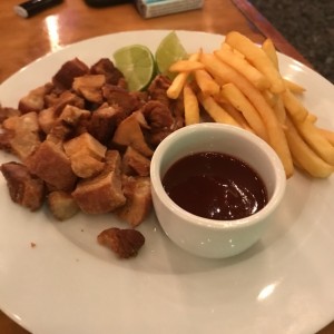 chicharrones con papitas fritas