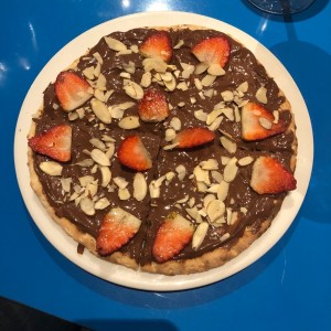 Pizza de Nutella, fresas y almendras