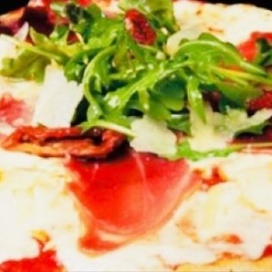 Pizza Caprese jamon serrano y arugula