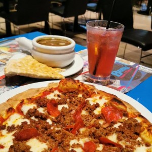 piza metiorito / sopa de frijoles con pavo y un delicioso tequila Diablo