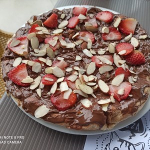 pizza de Nutella, fresas y almendras