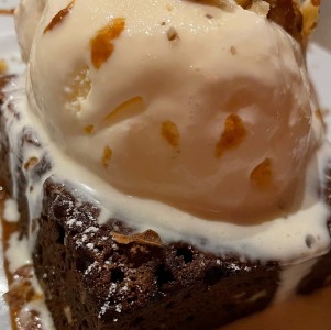 Postres - Brownie con helado