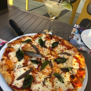 pizza margarita con anchoas 