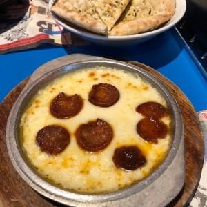 Provolone fundido con chorizo