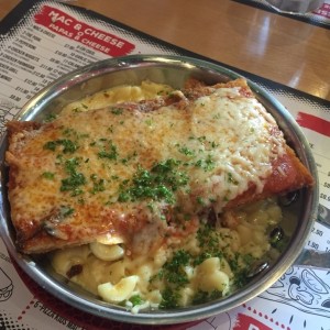 Milanesa de pollo sobre mac & cheese