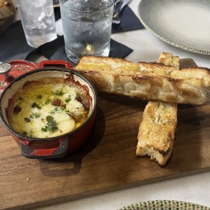 Queso fundido con bacon