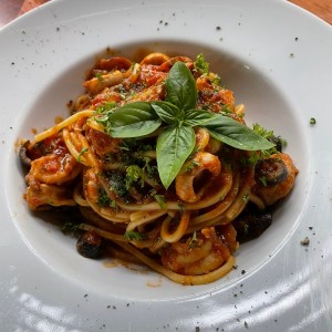 pasta con mariscos en salsa roja