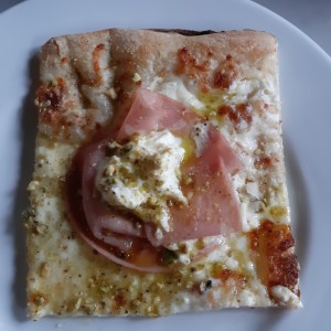 pizza con mortadela y burrata