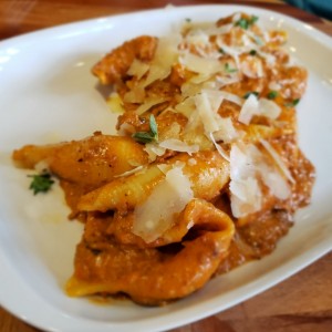 Pasta rellena de carne y salsa de hongos