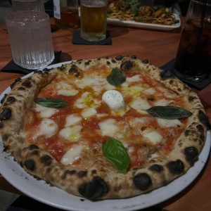 Pizza margherita napolitana