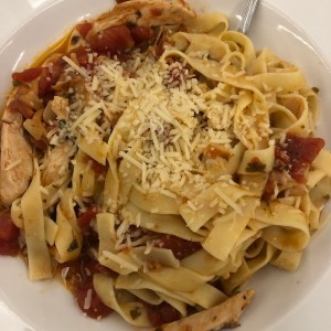 Pasta pomodoro con pollo