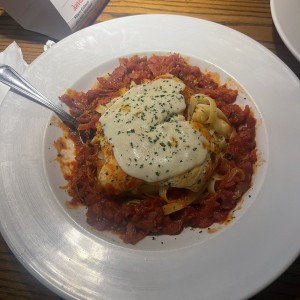 Almuerzo del dia pollo con pasta en salsa