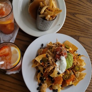 Nachos, hamburguesa y bebida de fresa 