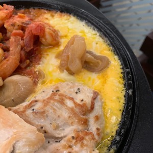 Sizzling chicken and shrimp. Queso derretido ?