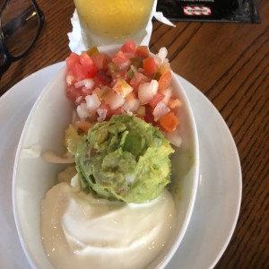 guacamole , pico de gallo y yogurt agrio