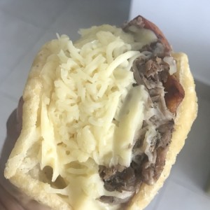 arepa de pulled pork, tajada y queso gouda 