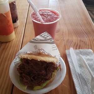 arepa de ropa vieja y  jugo de fresas