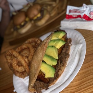 empanada operada con tajada y aguacate