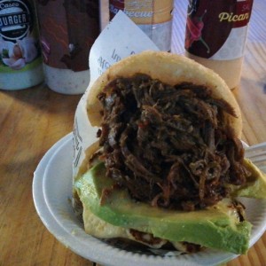 arepa de ropa vieja con aguacate y queso a la plancha 