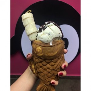 taiyaki con helado oreo, topping de banana con nutella